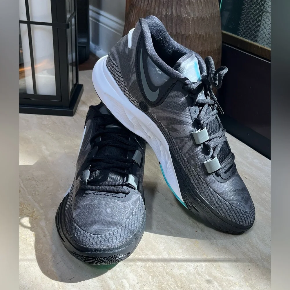 NWT Nike Kyrie 8 Orca Sneakers